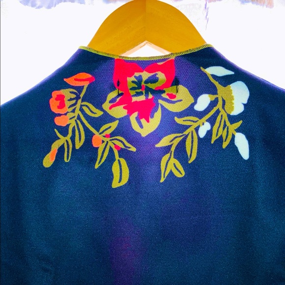 •Black Blazer with vivid patterns throughout - Picture 6 of 16